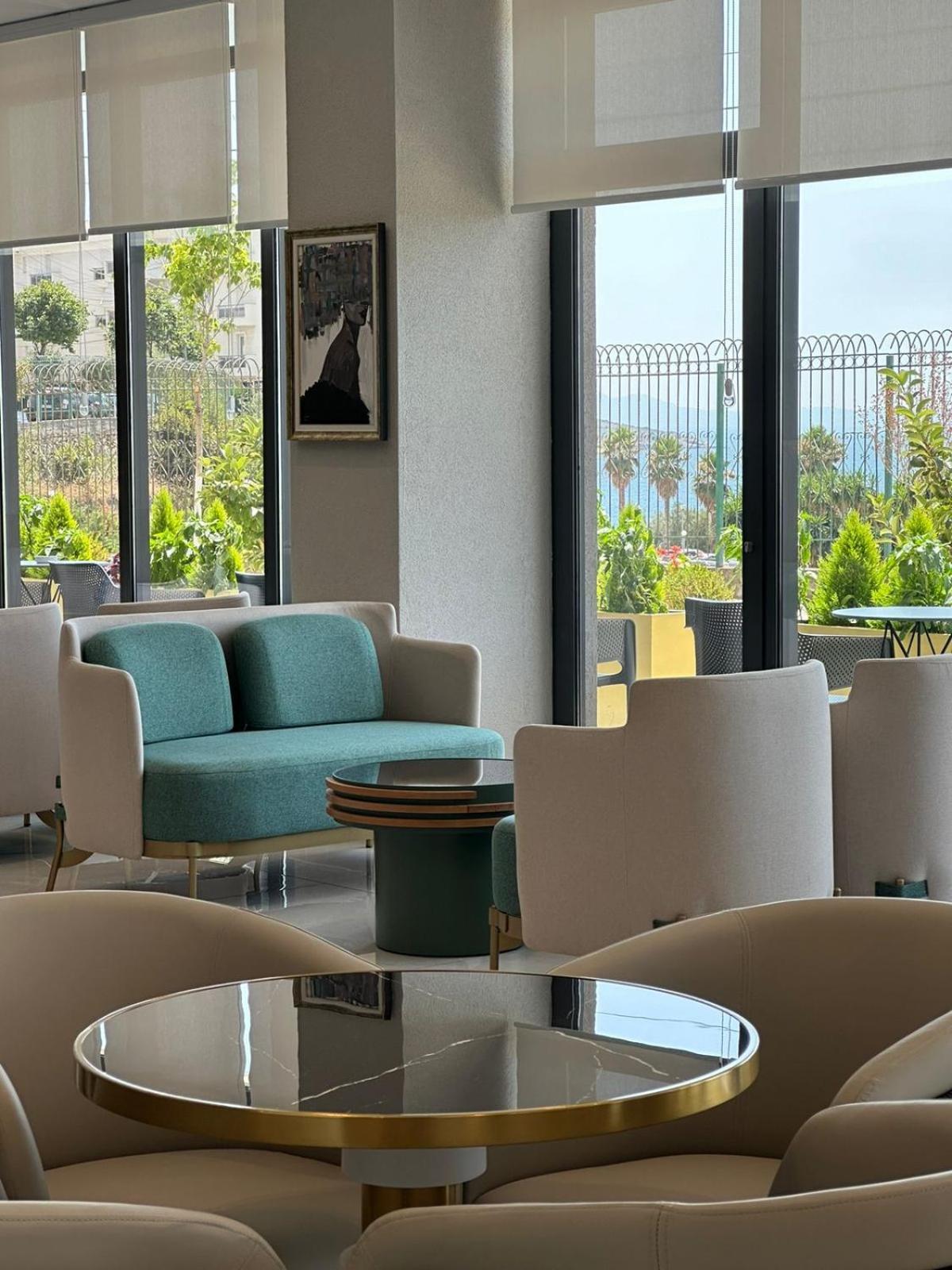 The Queen's Lion Premium * Saranda