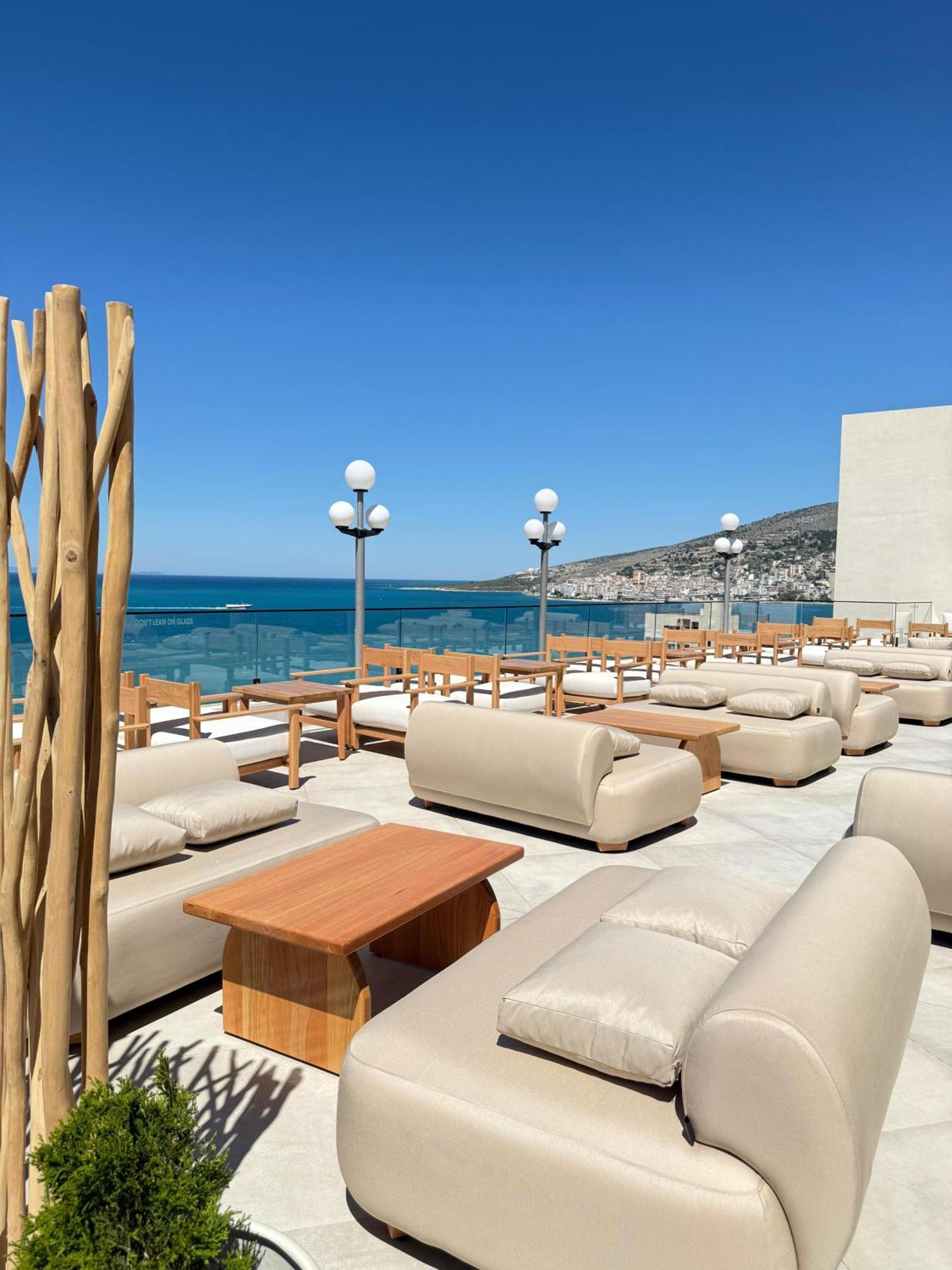 The Queen's Lion Premium Saranda