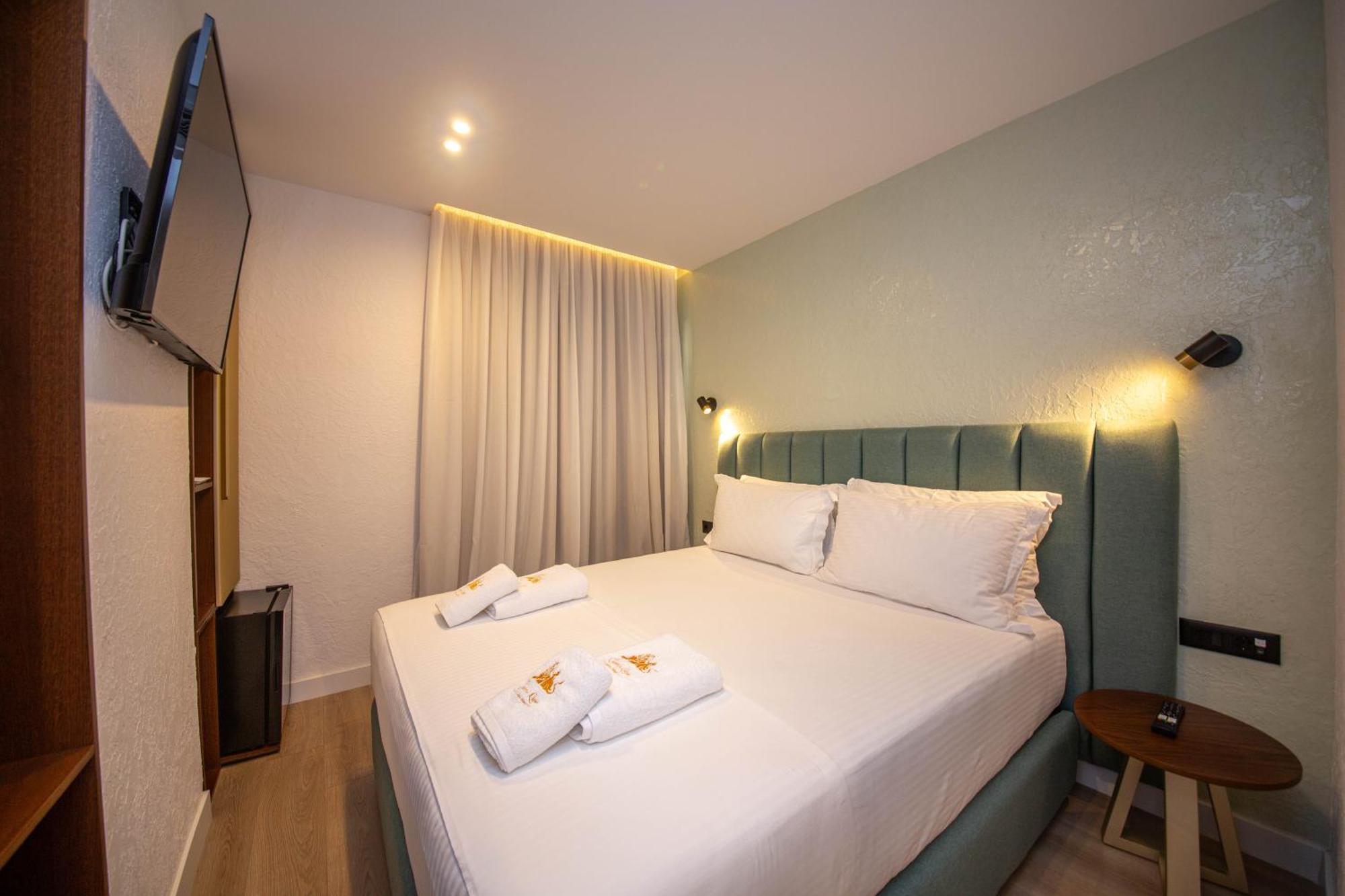 The Queen's Lion Premium Saranda