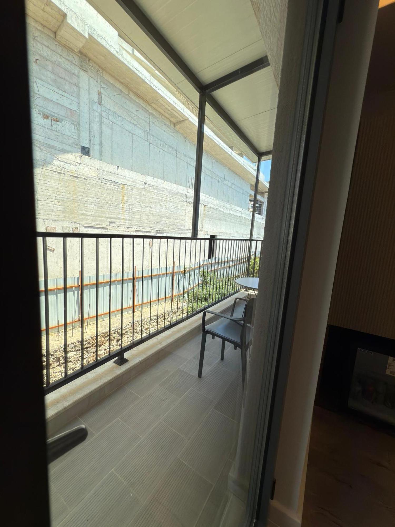 The Queen's Lion Premium * Saranda